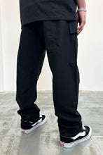 Load image into Gallery viewer, Men's Oversized Black Twill Cargo Pants
